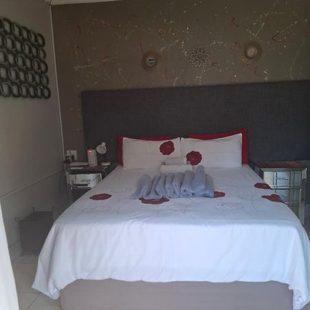 Vicky B Bed And Breakfast Mogwase Екстер'єр фото